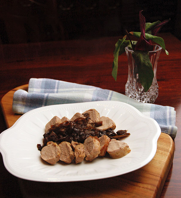 Pork tenderloin with apple and onion marmalade