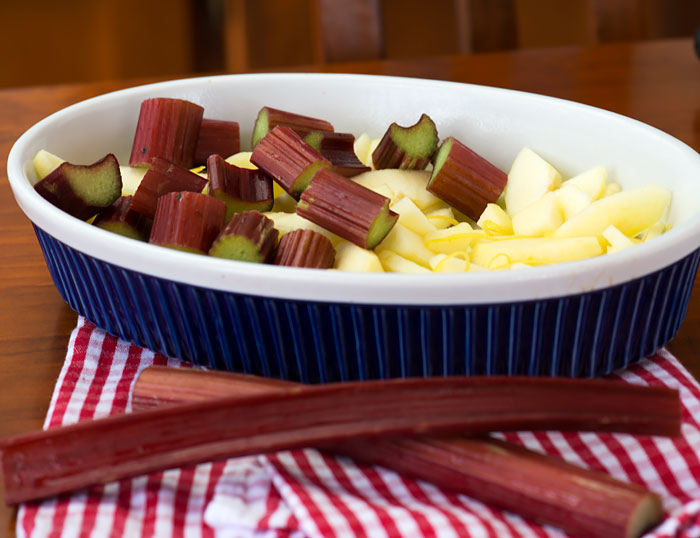 How to make apple rhubarb crumble