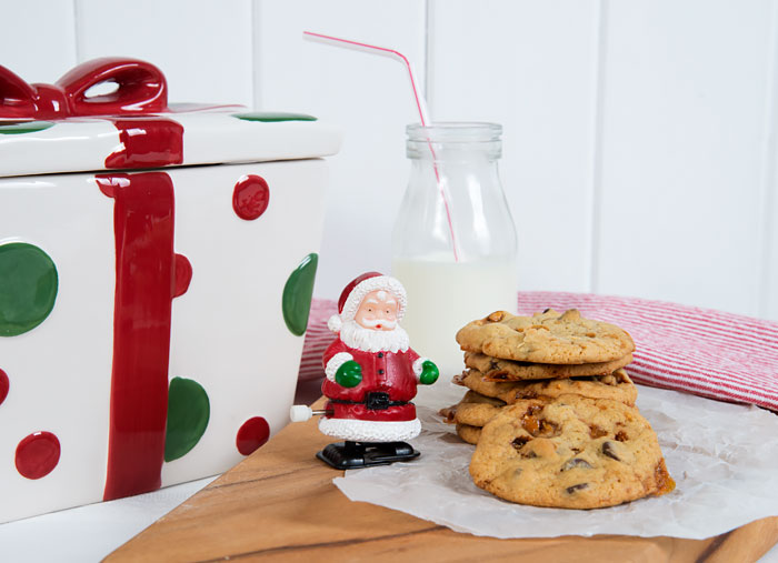 chocolate chip and almond toffee crunch cookies